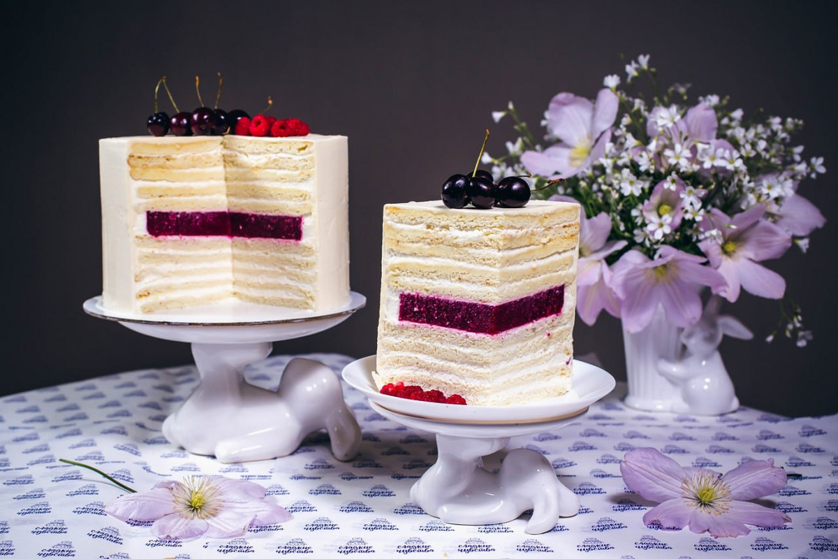 Торт Сметанник с ягодами (Юлианна Сухотерина)