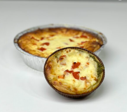 Мягкая тарталетка Закусочная Паста из филе трески с кусочками томатов, под Сливочным соусом на подушке соуса песто из петрушки (Мария Манахова)