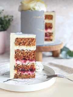 Торт "Морковный с карамелью и вишней" (yanni.bakery)