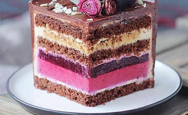 Торт Чёрная смородина на волшебном шоколадном бисквите на апельсиновом соке с карамелью (imbir_gvozdika), фото 1 из 1.