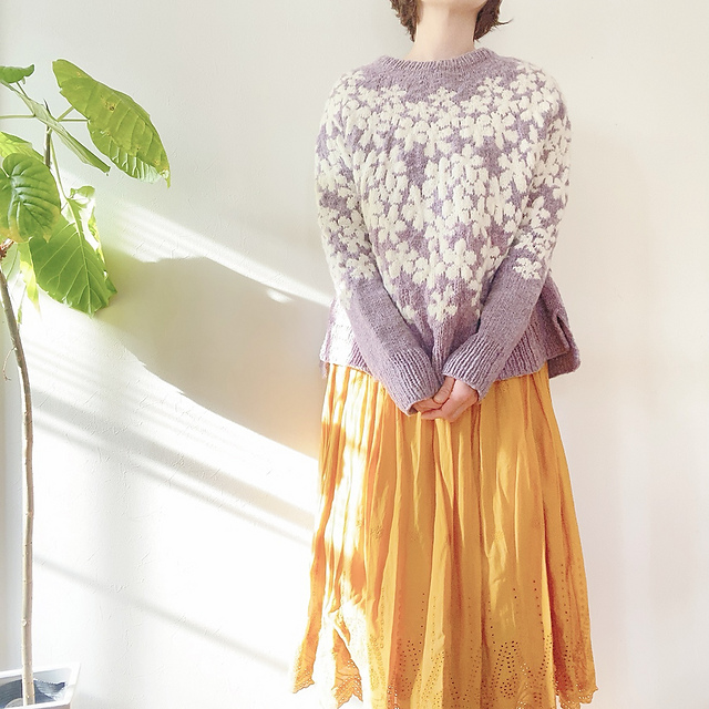 [Вяжи.ру] Жаккардовый пуловер с цветами Alyssum (Tomomi Yoshimoto), фото 1 из 1.