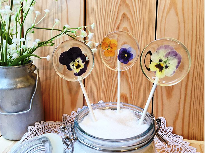 Видео урок по изготовлению леденцов с картинкой, клубникой, пищевым золотом и цветами 2018 (finogen4ik)