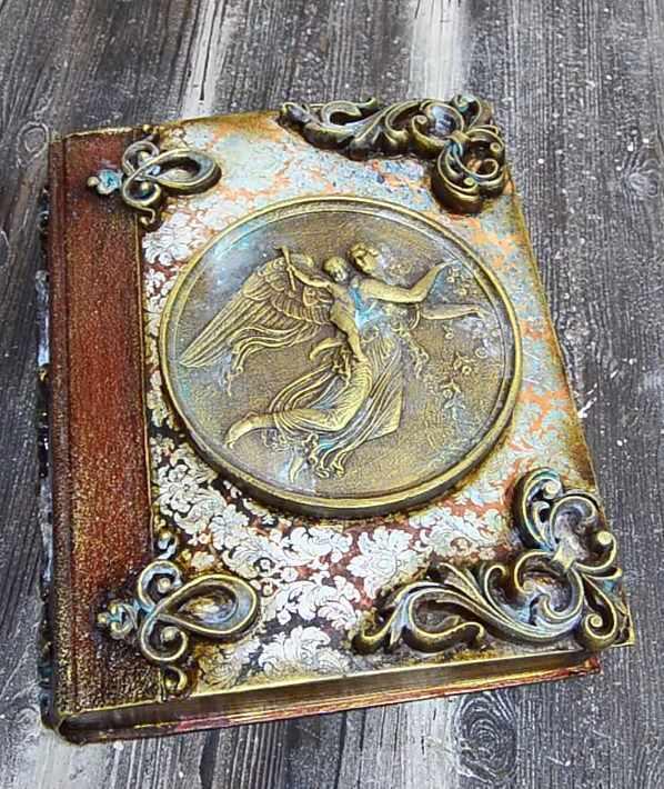 Имитация старинной фурнитуры. Книга Петергофские тайны (Галина Вакула)