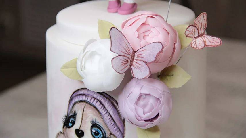 Три вида декора.⁣⁣ Пионы, зелень и бабочки (Диля Кабилова)