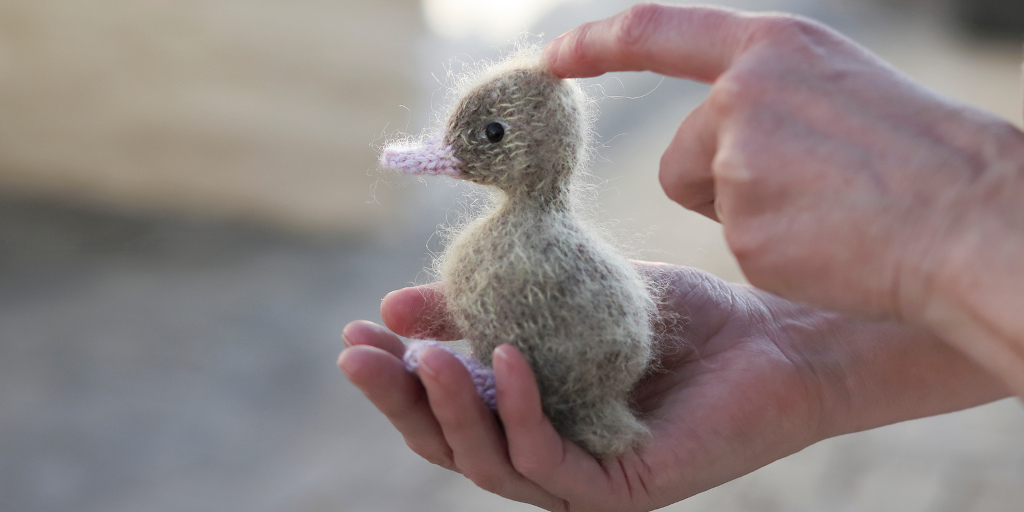 [Вяжи.ру] Вязаный спицами утёнок Lucky Duckling (Claire Garland), фото 1 из 1.