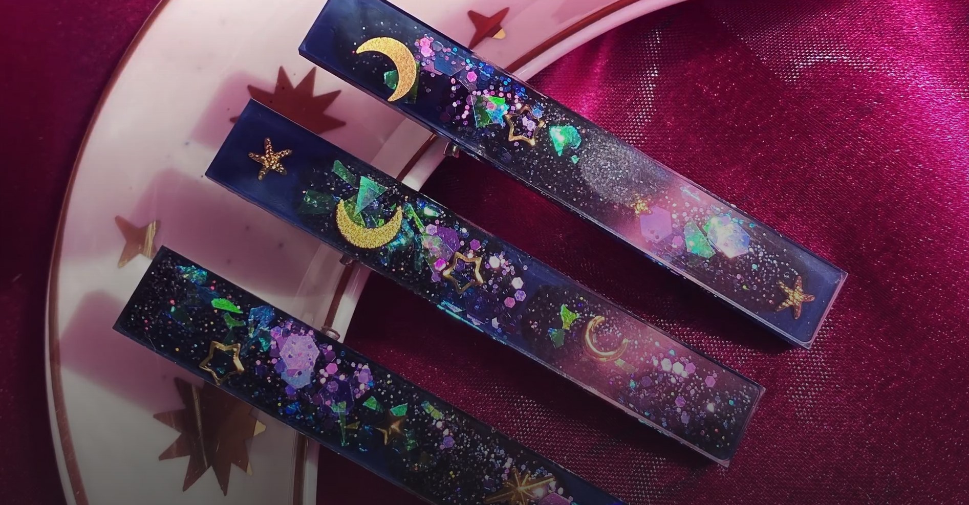 [Domestika] Дизайн ювелирных изделий из смолы (Миа Уинстон-Харт), фото 1 из 1.