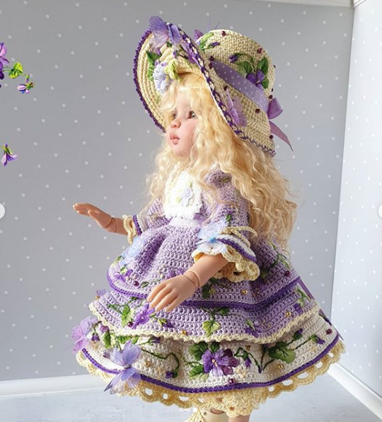 Девочка в платьице с лесными фиалками Маничка. Наряд для куклы Лесная фиалочка. Одежда на паолочку (Ольга Архипова)