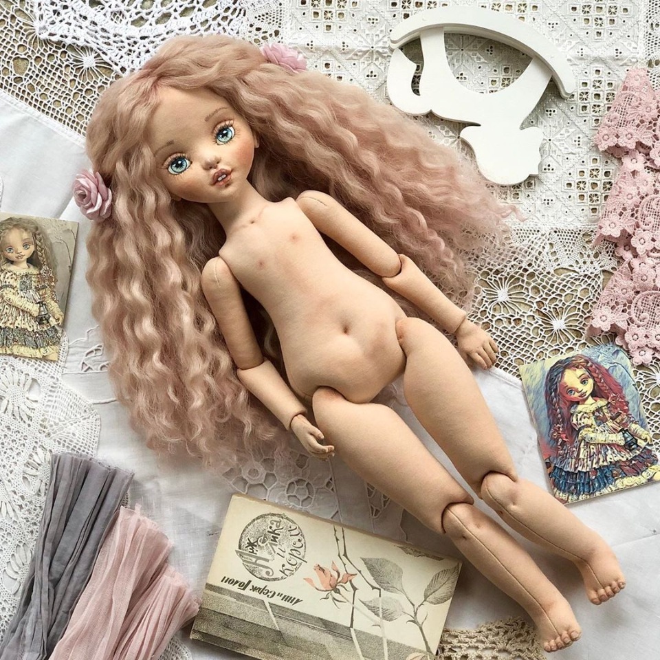 [Игрушки] Куколка с закрытыми шарнирами и подвижными кистями рук (выкройка)  (iraida_dolls)