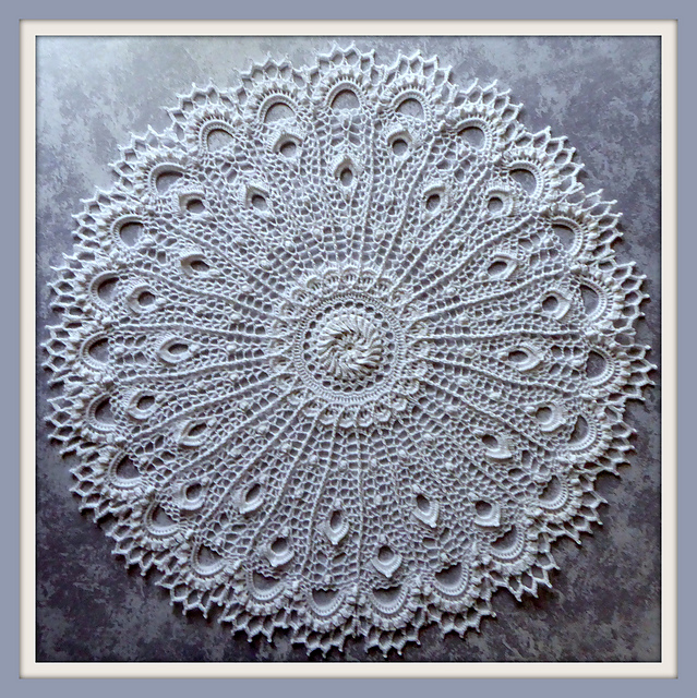 Салфетка White Peacock / Белый павлин (Olga Mattheis)