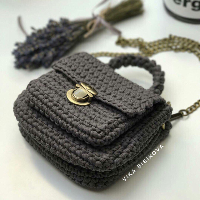 Видео мастер-класс Сумка с кармашком из трикотажной пряжи (Вика Бибикова)